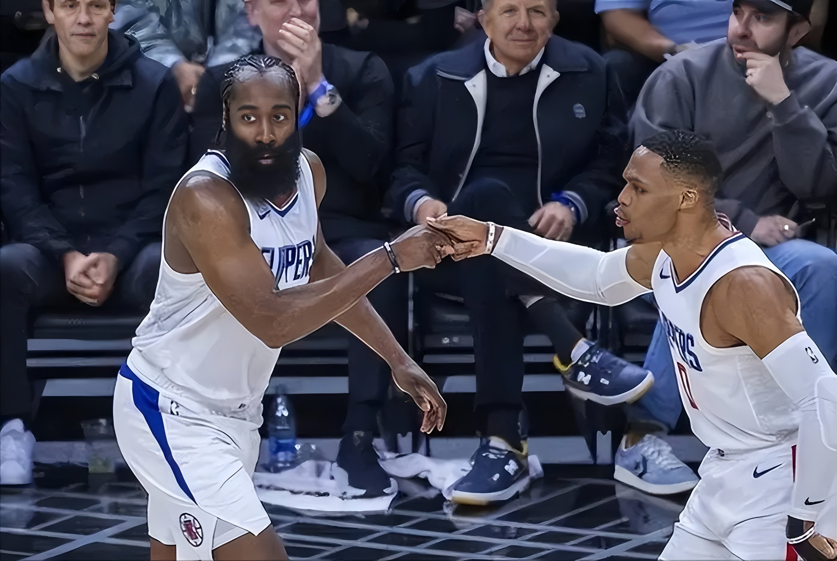 关于离谱！洛杉矶快船复出首秀备战NBA季后赛阿贾克斯迎法甲关键赛，罗马内部会议纪要流出——今晚止住颓势的信息亚博游戏官网